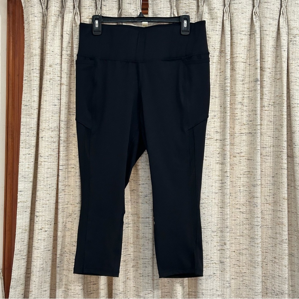 LIVI Active Black Capri Leggings - 14/16